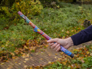 Talking Stick praatstok op tafel tijdens vergadering voor empathisch luisteren